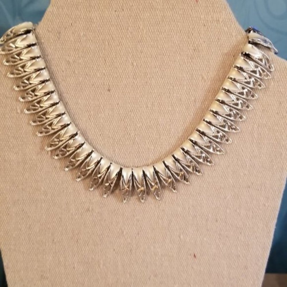Coro Signed Vintage Silver Tone Wreath Style Choker